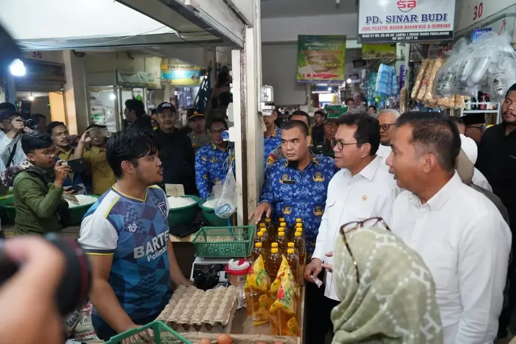 MENDAGRI inspeksi inspeksi harga dan stok barang kebutuhan pokok di Pasar Tagog Padalarang, Kabupaten Bandung Barat, Jawa Barat, Selasa, (24/12/2024).* Foto: Humas Kemendagri