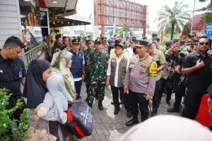 KAPOLRI tinjau arus lalu lntas Nataru di Rest Area KM 57 Karawang dan berinteraksi secara langsung dengan masyarakat.* Foto: Dok.Humas Polri