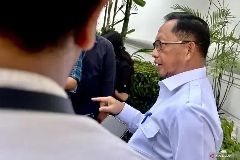 Menteri Dalam Negeri Tito Karnavian menjawab pertanyaan wartawan terkait beberapa isu saat dia ditemui di Kompleks Istana Kepresidenan, Jakarta, Jumat (17/1/2025). ANTARA/Genta Tenri Mawangi.
