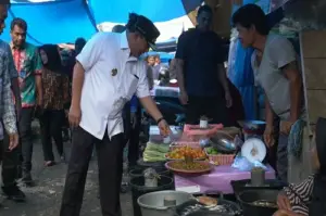 Penjabat Gubernur Sulbar Bahtiar Baharuddin (kiri) saat mengecek harga sejumlah bahan pangan di Pasar Lama Kabupaten Mamuju, Kamis (9/1) (ANTARA/HO/Diskominfo Sulbar)
