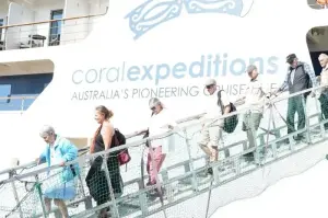 PT Pelindo, Regional 4 sambut wisatawan mancanegara yang merupakan peumpang kapal pesiar MV Coral Geographer di Makassar. ANTARA/ HO-Pelindo Reg 4