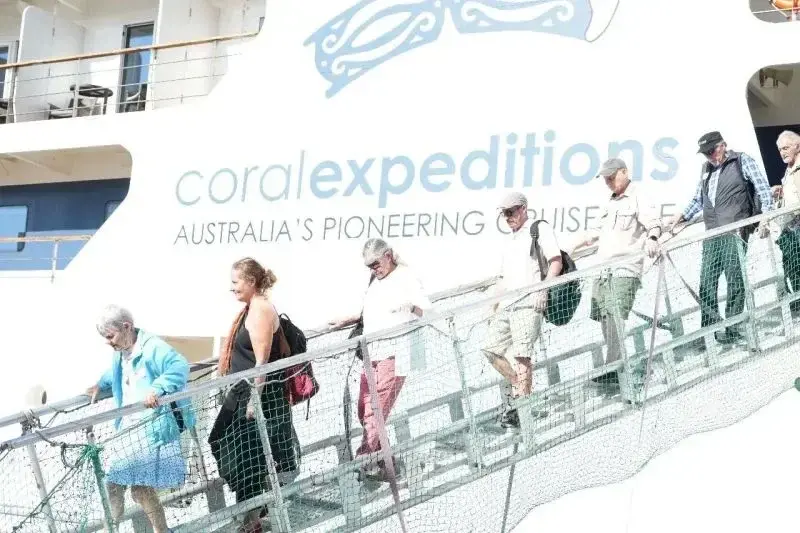 PT Pelindo, Regional 4 sambut wisatawan mancanegara yang merupakan peumpang kapal pesiar MV Coral Geographer di Makassar. ANTARA/ HO-Pelindo Reg 4