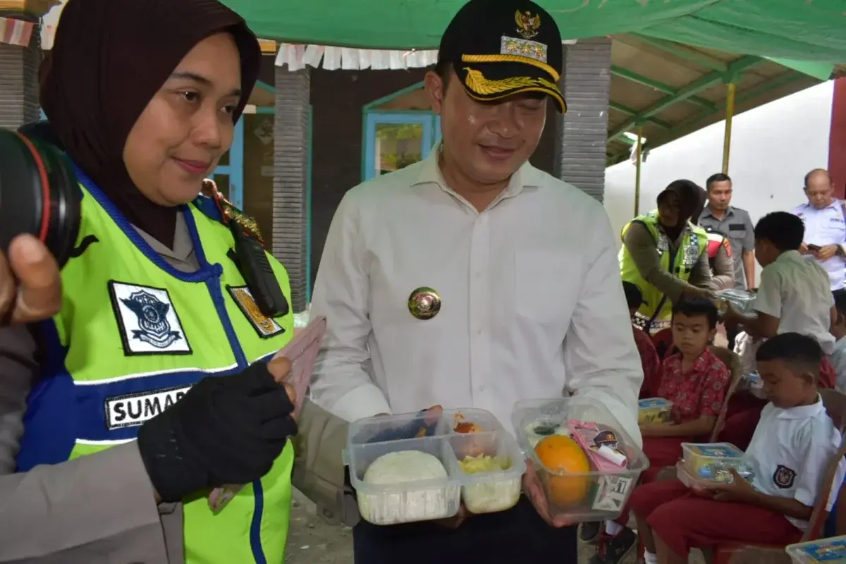 Pemda dan Polresta Cirebon Berikan Paket Makanan Bergizi bagi Pelajar di Perbatasan. Kapolresta Cirebon, Kombes Pol Sumarni sebelah kiri dan Pj Bupati Cirebon, H. Wahyu Mijaya sebelah kanan. Pemda dan Polresta Cirebon Berikan Paket Makanan Bergizi bagi Pelajar di Perbatasan. Kapolresta Cirebon, Kombes Pol Sumarni sebelah kiri dan Pj Bupati Cirebon, H. Wahyu Mijaya sebelah kanan.
