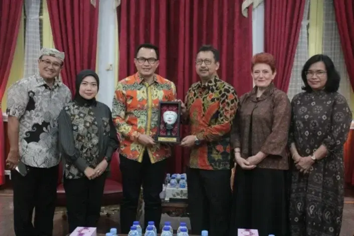 Penjabat Bupati Cirebon Hadiri Audiensi Indikasi Geografis Batik Merawit. (Dok.way divipromedia.com)
