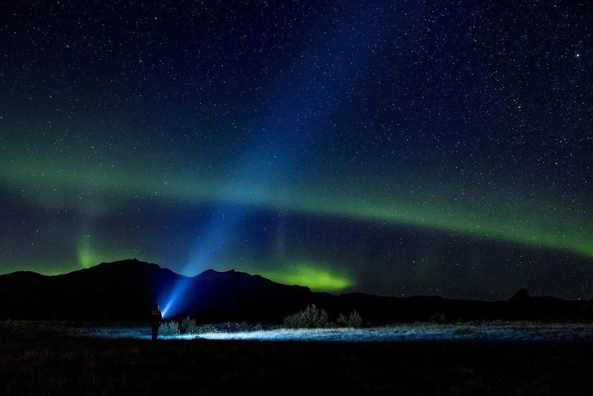 Ternyata begini Penyebab munculnya aurora. FOTO: Pixabay.com/divipromedia.com