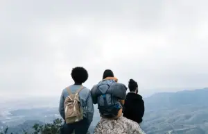 Ilustrasi seseorang yang mendaki gunung. Foto: Freepik