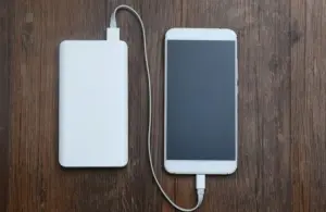 Ilustrasi Handphone yang Bergantung pada Powerbank. Foto: Freepik