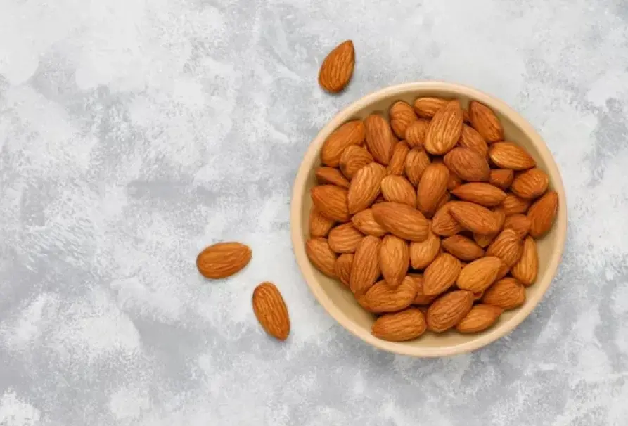 Ilustrasi kacang almond yang menjadi cemilan sehat dan baik di konsumai di malam hari. Foto: Freepik