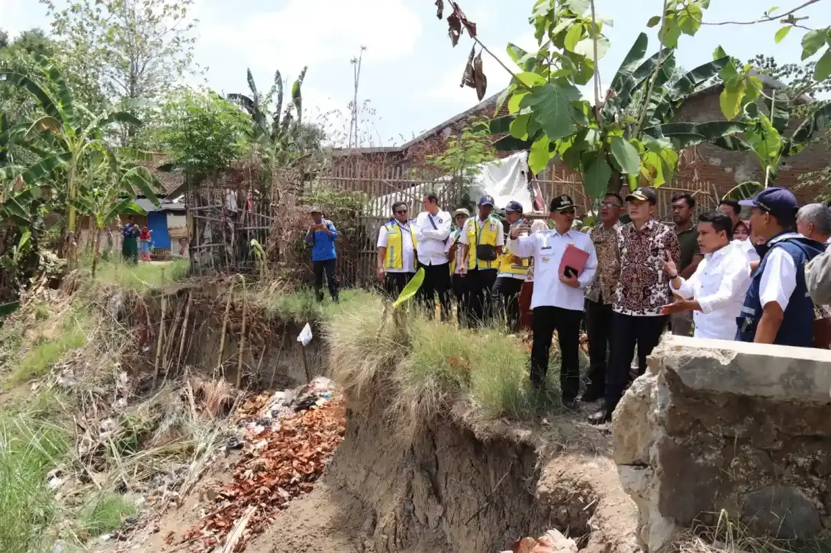 Caption : Pemkab Cirebon Perkuat Upaya Pencegahan Banjir dengan Kolam Retensi dan Normalisasi Sungai. Pj Bupati Cirebon dan berbagi unsur meninjau lokasi normalisasi sungai di wilayah bagian timur Kabupaten Cirebon. (Dok.way divipromedia.com) Caption : Pemkab Cirebon Perkuat Upaya Pencegahan Banjir dengan Kolam Retensi dan Normalisasi Sungai. Pj Bupati Cirebon dan berbagi unsur meninjau lokasi normalisasi sungai di wilayah bagian timur Kabupaten Cirebon. (Dok.way divipromedia.com)