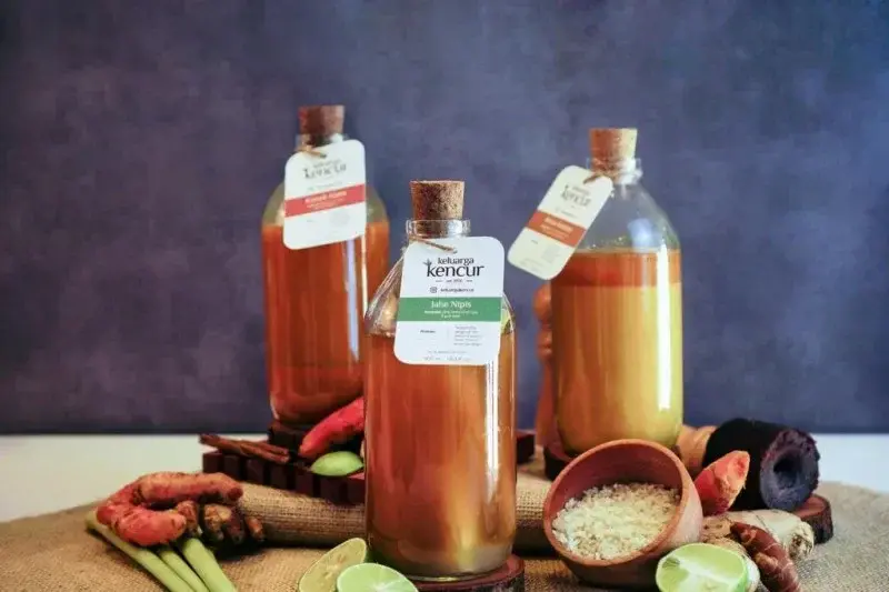 Tiga produk dari Keluarga Kencur yaitu Beras Kencur,Jahe Nipis, dan Kunyit Asem yang diolah secara tradisional namun bercita rasa kekinian. (ANTARA/HO/Keluarga Kencur)
