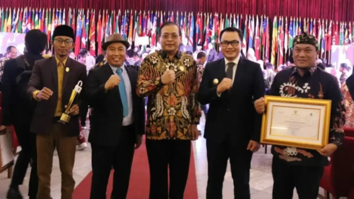 Pemerintah Kabupaten (Pemkab) Cirebon meraih penghargaan dalam Anugerah Keterbukaan Informasi Publik (KIP) pada Badan Publik Tingkat Provinsi Jawa Barat (Jabar) Pemerintah Kabupaten (Pemkab) Cirebon meraih penghargaan dalam Anugerah Keterbukaan Informasi Publik (KIP) pada Badan Publik Tingkat Provinsi Jawa Barat (Jabar)