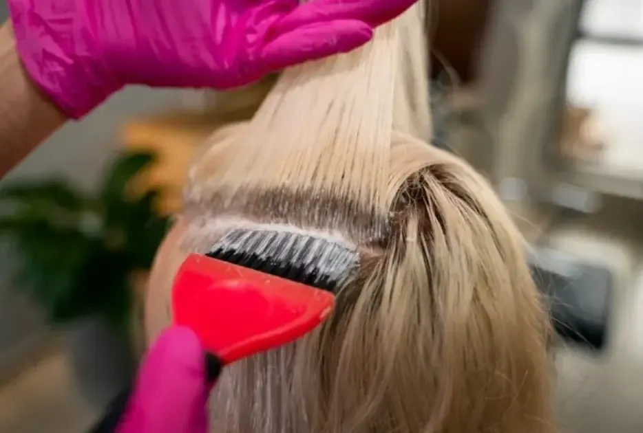 Ilustrasi bleaching yang dapat menyebabkan kerusakan pada rambut jika dilakukan terlalu sering. Foto: Freepik