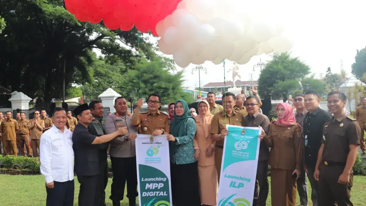 Penjabat (Pj) Bupati Cirebon, Wahyu Mijaya, memimpin dengan penuh khidmat upacara peringatan Hari Kesehatan Nasional (HKN) ke-60 yang berlangsung di halaman Kantor Bupati Cirebon. (pelepasan balon udara merah puti)