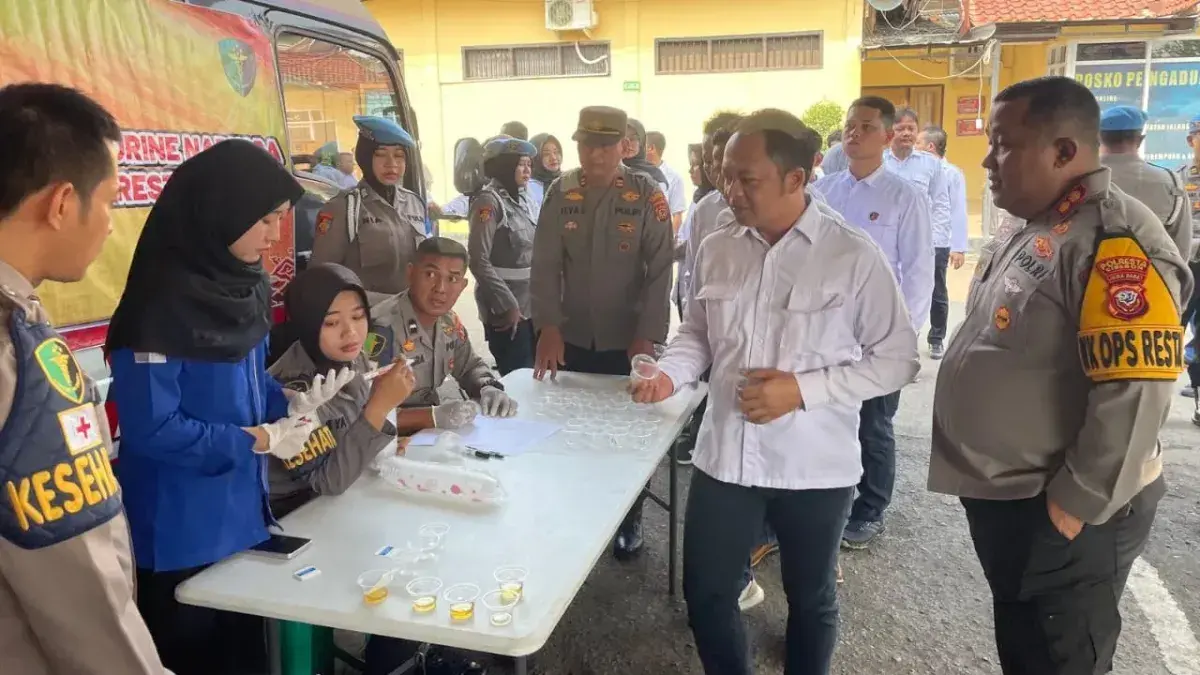 Puluhan Personel Satreskrim Polresta Cirebon Jalani Tes Urine Puluhan Personel Satreskrim Polresta Cirebon Jalani Tes Urine