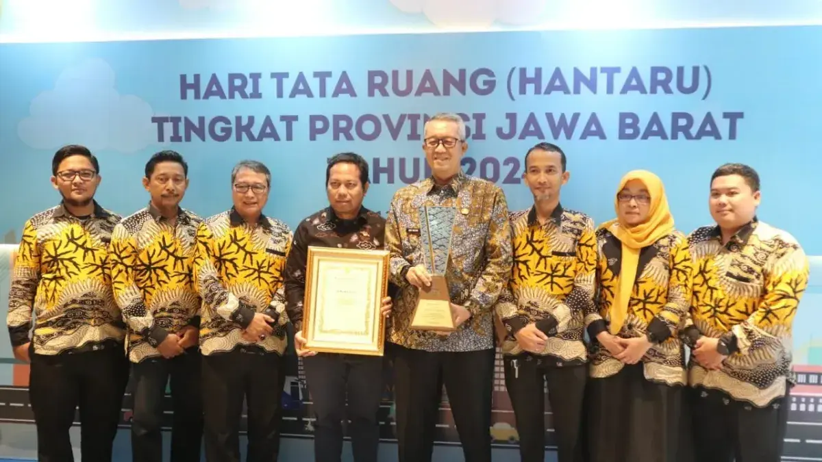 Pj Walikota Cirebon terima Penghargaan Peringkat 1 Terbaik Penyelenggaraan Penataan Ruang (Humas/Pemda Kota Cirebon) Pj Walikota Cirebon terima Penghargaan Peringkat 1 Terbaik Penyelenggaraan Penataan Ruang (Humas/Pemda Kota Cirebon)