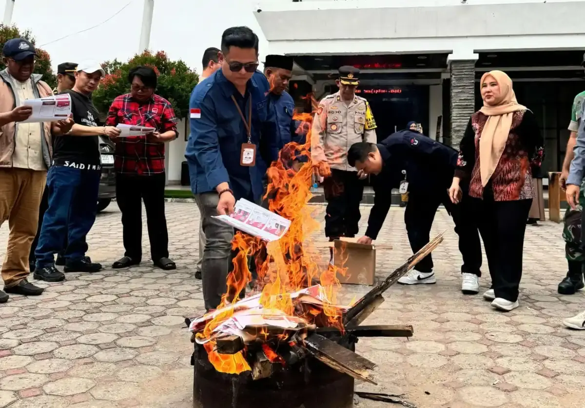 Caption : Komisi Pemilihan Umum (KPU) Jakarta Timur memusnahkan 604 lembar surat suara Pilkada Jakarta yang rusak, Selasa (26/11/2024). Dok KPU Jakarta Timur.