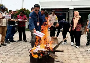 Caption : Komisi Pemilihan Umum (KPU) Jakarta Timur memusnahkan 604 lembar surat suara Pilkada Jakarta yang rusak, Selasa (26/11/2024). Dok KPU Jakarta Timur.