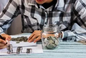 Ilustrasi mengelola uang dengan lebih baik dan mencapai stabilitas finansial. Foto: Freepik