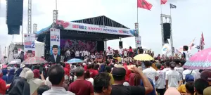 Ribuan Pendukung hadir dalam pelaksanaan kampanye akbar, Paslon Beriman Nomor urut 2, di Lapangan Kubang Gunung Desa Pabedilan Kidul Kecamatan Pabedilan Kabupaten Cirebon, Sabtu, (23/11). (Dok.way divipromedia.com)