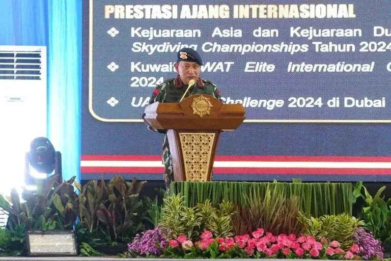Kapolri Jenderal Listyo Sigit Prabowo mengeluarkan peringatan tegas terkait potensi kerawanan di Pilkada 2024 yang kian mendekat. Dengan hari pemungutan suara dijadwalkan pada 27 November 2024, Sigit meminta seluruh jajaran Polri meningkatkan kesiagaan, terutama di wilayah-wilayah yang hanya memiliki dua pasangan calon, di mana persaingan dinilai akan berlangsung lebih ketat. Kapolri Jenderal Listyo Sigit Prabowo mengeluarkan peringatan tegas terkait potensi kerawanan di Pilkada 2024 yang kian mendekat. Dengan hari pemungutan suara dijadwalkan pada 27 November 2024, Sigit meminta seluruh jajaran Polri meningkatkan kesiagaan, terutama di wilayah-wilayah yang hanya memiliki dua pasangan calon, di mana persaingan dinilai akan berlangsung lebih ketat.