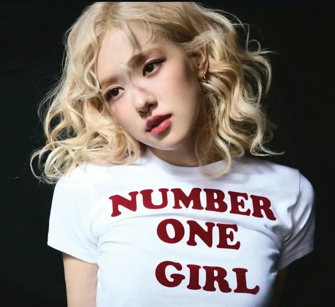 Rose black di unggahan instagramnya mempromosikan lagu terbarunya. Foto: Instagram @roses_are_rossie Rose black di unggahan instagramnya mempromosikan lagu terbarunya. Foto: Instagram @roses_are_rossie