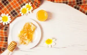 Ilustrasi madu juga sangat efektif untuk melembapkan kulit karena kemampuannya untuk menarik dan menjaga kelembapan. Foto: Freepik