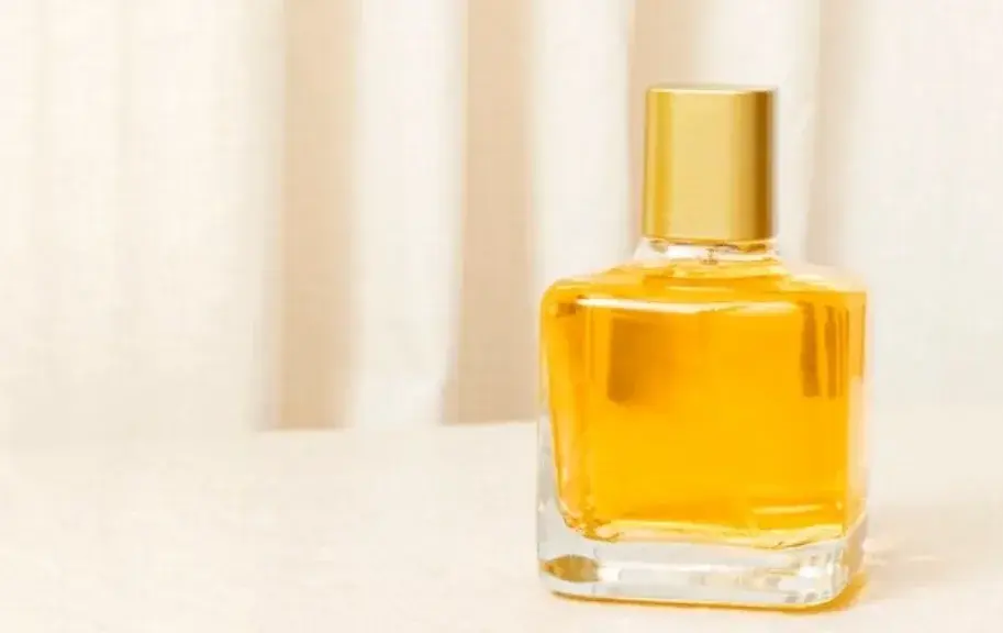 Ilustrasi parfum yang jika penggunaannya tepat maka wanginya akan bertahan lama. Foto: Freepik