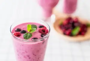 Ilustrasi smoothies yang bisa kamu coba untuk membuatnya di rumah. Foto: Freepik