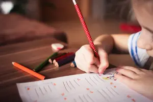 Seorang anak yang sedang menulis di sebuah buku. FOTO: Pixabay.com/Divipromedia.com