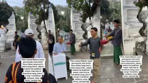 Praktik shodaqoh terkesan memaksa di pintu masuk wisata religi Makam Sunan Gunung Jati Cirebon, (dok.tangkap layar media sosial) - Divipromedia.com
