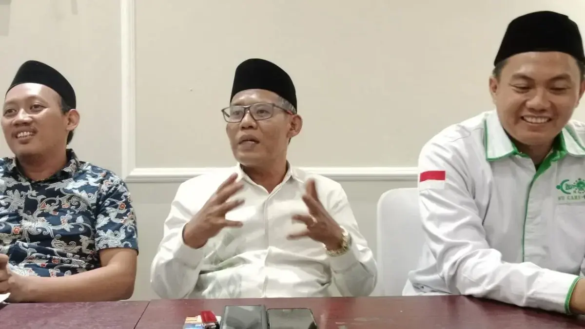 Ketua PCNU Kabupaten Cirebon,Kiai  Aziz Hakim Syaerozie, Ketua LBH PCNU Kabupaten Cirebon Arif Rahman kuasa hukum suradi dan Ketua Lazis NU koordinator penjemputan Ade Faizal (Divipromedia.com)