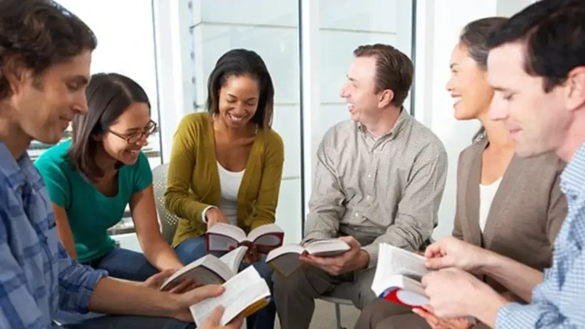 Ilustrasi diskusi dan percakapan belajar bahasa Inggris (Source : pngtree)