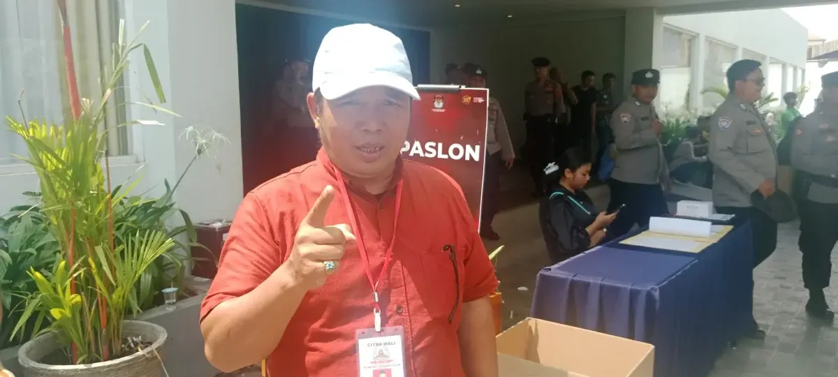 Ketua Relawan Citra WALI Wilayah Kecamatan Astanajapura, Mulyadi Jeki Merasa Kecewa Kehadirannya tidak dianggap ada. di pintu masuk acara debat kedua Hotel Aston. (dok.way divipromedia.com)