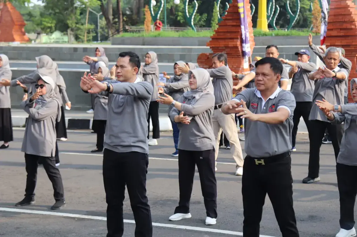 Pemerintah Kabupaten (Pemkab) Cirebon memperingati Hari Anti Korupsi Sedunia (Hakordia) 2024 dengan menggelar senam bersama perangkat daerah dan para camat. Kegiatan ini berlangsung di depan Kantor Bupati Cirebon pada Jumat (22/11/2024). Dok. Way divipromedia.com