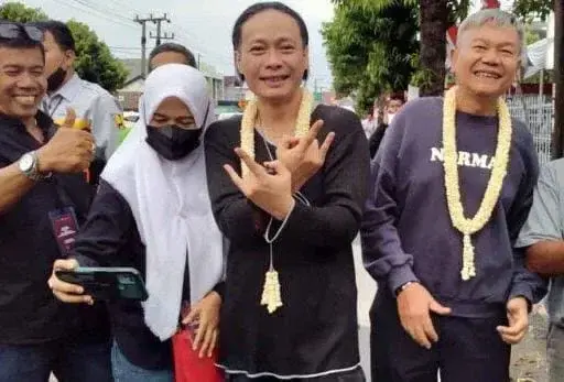 Penyanyi yang dikenal dengan lagu legendaris Mbah Dukun, Alam Alatas, saat mendaftarkan diri ke KPU Kota Banjar