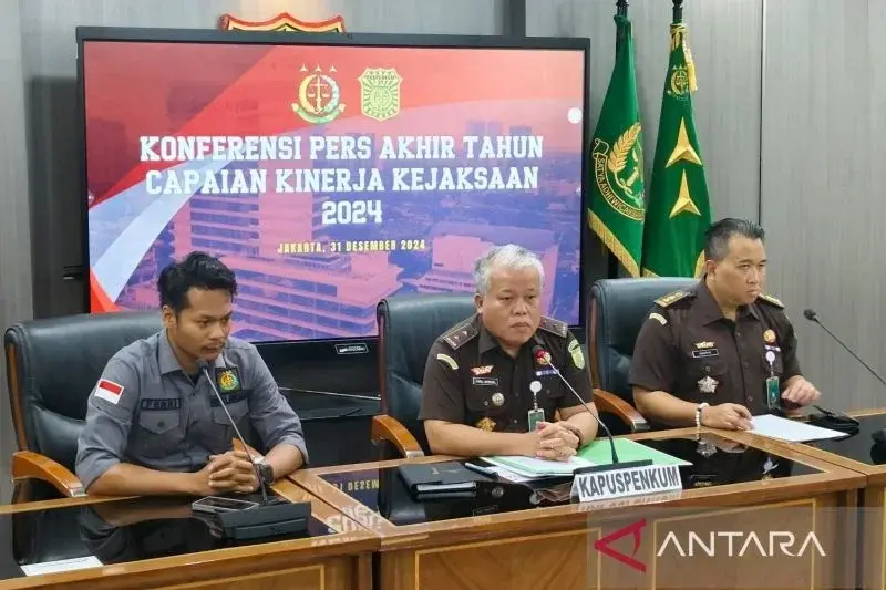 KEPALA Pusat Penerangan Hukum Kejagung Harli Siregar (tengah) dalam konferensi pers akhir tahun capaian kinerja kejaksaan 2024 di Jakarta, Selasa (31/12/2024).* ANTARA/Nadia Putri Rahmani