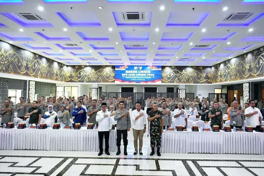 Pj Gubernur Jabar Bey Machmudin berfoto bersama saat Rapat Koordinasi Lintas Sektoral Operasi Lilin Lodaya 2024 dalam Rangka Persiapan Pelaksanaan Pengamanan Natal 2024 dan Tahun Baru 2025, di Kantor Polda Jabar, Jalan Soekarno Hatta, Kota Bandung, Selasa (17/12/2024).* Foto: jabarprov.go.id
