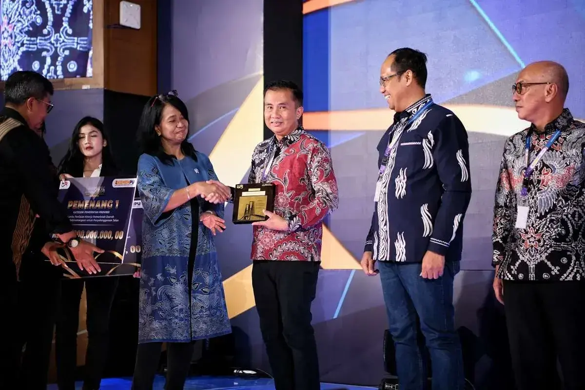 Pj Gubenur Jawa Barat, Bey Machmudin menerima penghargaan dari Kementerian PU.* Foto: jabar.go.id