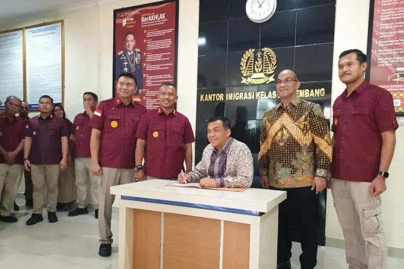 KAKANWIL Kemenkumham Sumsel Ilham Djaya, bersama Kepala Kantor Imigrasi Palembang, Khairil Mirza dan pimti dalam suatu acara.* (ANTARA/Yudi Abdullah)