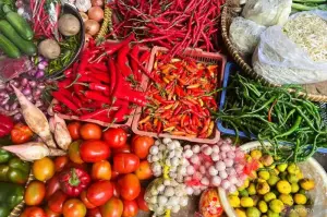 CABAI rawit merah dan komoditas pangan lainnya yang dijual pedagang di Pasar Minggu, Jakarta, Rabu (21/8/2024).* ANTARA/Harianto