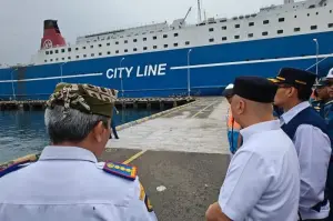 MENTERI Perhubungan (Menhub) Dudy Purwagandhi (tengah) memantau langsung Pelabuhan Ketapang, Banyuwangi, Jawa Timur, Selasa (31/12/2024).* ANTARA/HO-Humas Kemenhub