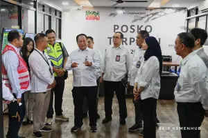 Jelang Natal 2024 dan tahun baru 2025, Wakil Menteri Perhubungan Suntana meninjau dan memastikan kesiapan simpul transportasi di Batam, Kepulauan Riau. (Dok. Biro Komunikasi dan Informasi Publik) 