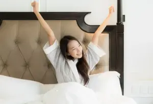 Ilustrasi seseorang bangun dari yang tidur berkualitas. Foto: Freepik