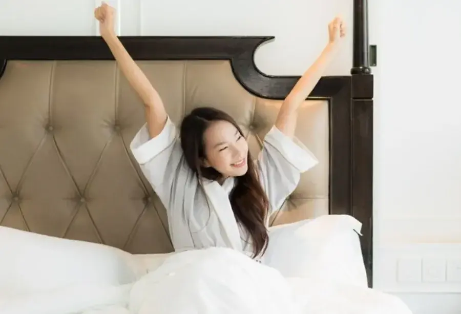 Ilustrasi seseorang bangun dari yang tidur berkualitas. Foto: Freepik