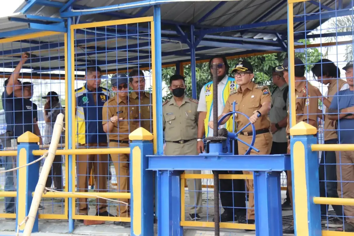 PJ Bupati Cirebon Tinjau Tumpukan Sampah di Bendungan Karet Jamblang Desa Sambeng Kecamatan Gunungjati Kabupaten Cirebon. (Dok.way divipromedia.com)