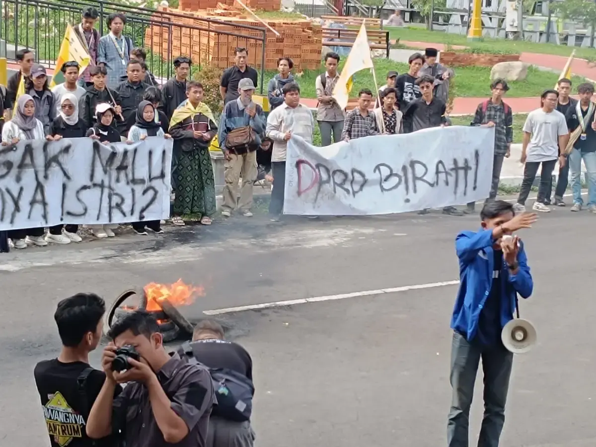 PMII Sambangi DPRD Kabupaten Cirebon Protes Dugaan Pelecehan Seksual yang dilakukan oknum anggota DPRD. (Way divipromedia.com)