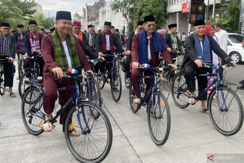 PENJABAT (Pj.) Gubernur Provinsi DKI Jakarta Teguh Setyabudi (kiri) bersama jajaran mengikuti napak tilas bertajuk “JeJAKi Jakarta” di kawasan Kota pada Selasa (31/12/2024).* (ANTARA/Hreeloita Dharma Shanti)

