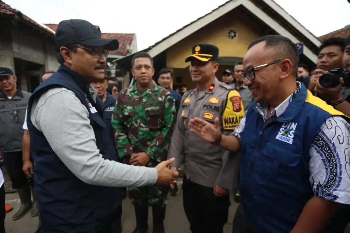 Menteri Sosial, Saifullah Yusuf atau Gus Ipul meminta semua pihak waspada dan saling mengingatkan dalam menghadapi bencana alam yang kerap terjadi. Meninjau korban terdampak banjir bandang dan longsor di Desa Loji, Kecamatan Simpenan, Kabupaten Sukabumi. (Dok.Humas Kemensos) 