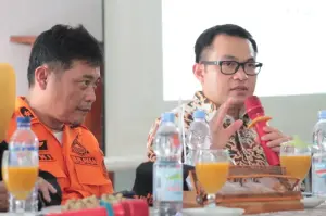 Caption : Pemerintah Kabupaten Cirebon terus meningkatkan upaya penanganan bencana banjir dengan memperkuat sinergi bersama berbagai pihak terkait. Sebagai langkah konkret, Pemkab Cirebon menerima bantuan lima perahu kecil dari Bank BJB, yang akan digunakan untuk mempercepat penanganan banjir di wilayah-wilayah rawan, seperti Kecamatan Waled, Pasaleman, dan Ciledug. Ketiga daerah ini kerap terdampak banjir pada musim penghujan, 28/11. (dok.way divipromedia)
