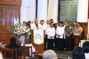 Pendeta dan Jamaat Gereja Indonesia
Berikan Apresiasi Kepada Polri atas Pengamanan Perayaan Misa Malam Natal 2024. (dok.Hjmas Polri). 